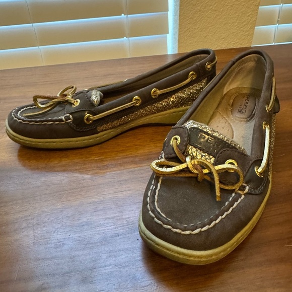 Sperrt Boat Shoes with Gold Accents.  Sized Women’s 5.5 - Picture 2 of 7